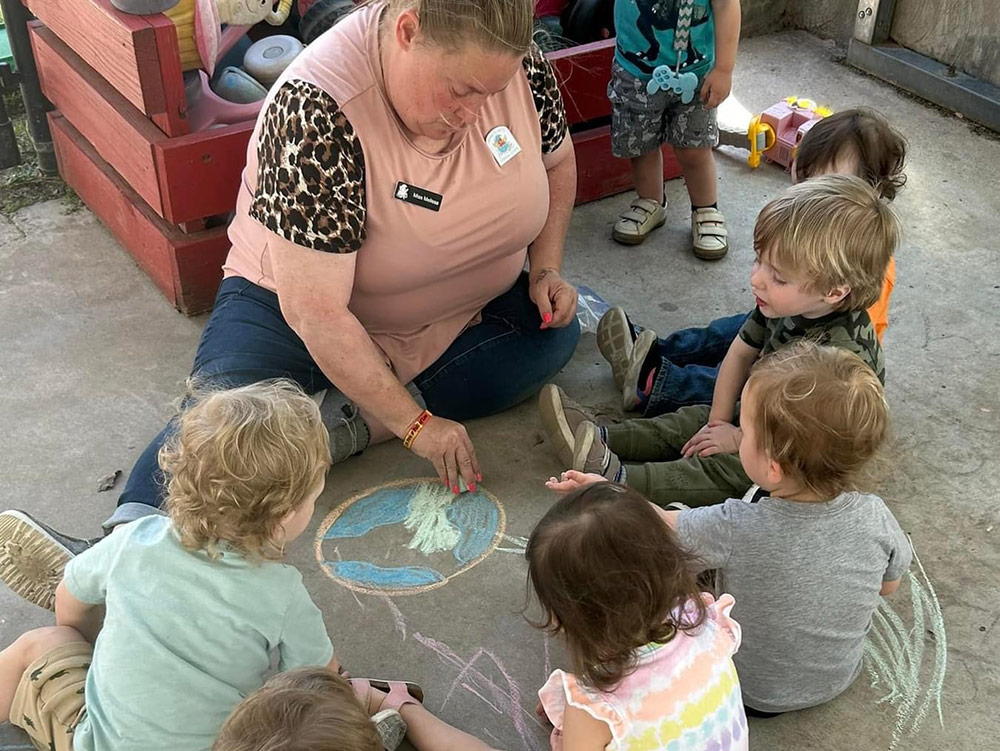 Toddlers Room - Kids washing dishes Robins Nest Learning Center